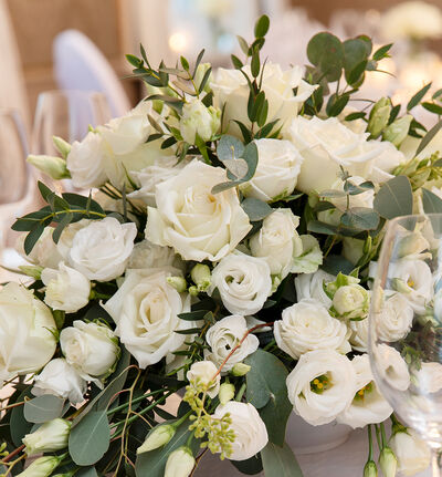 Stilren og frodig borddekorasjon i hvitt og grønt Stilren og frodig borddekorasjon i hvitt og grønt